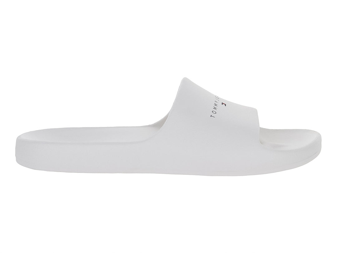 Sandalias tipo slide de color blanco ecru marca Tommy Hilfiger con banda ancha y suela moldeada.