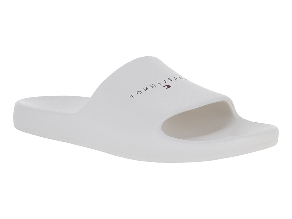 Sandalias tipo slide de color blanco ecru marca Tommy Hilfiger con banda ancha y suela moldeada.