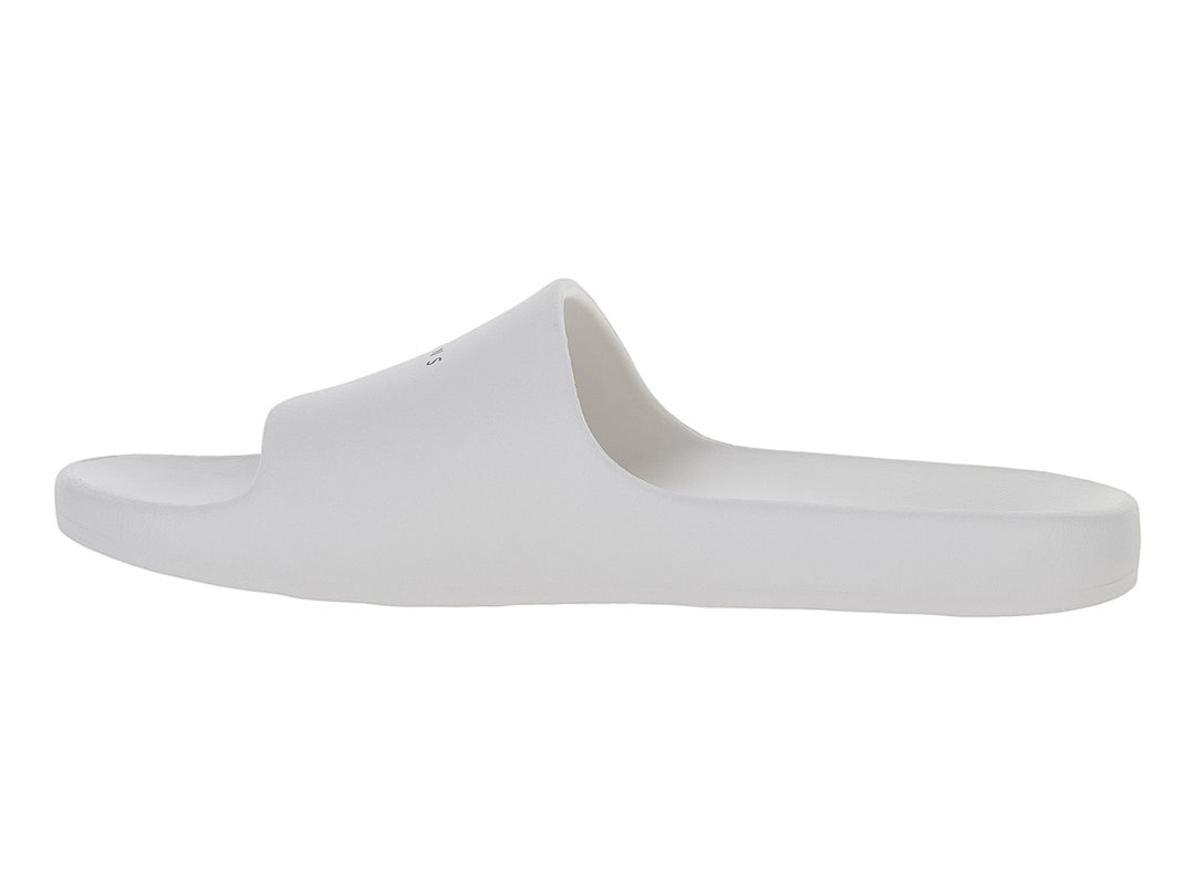 Sandalias tipo slide de color blanco ecru marca Tommy Hilfiger con banda ancha y suela moldeada.