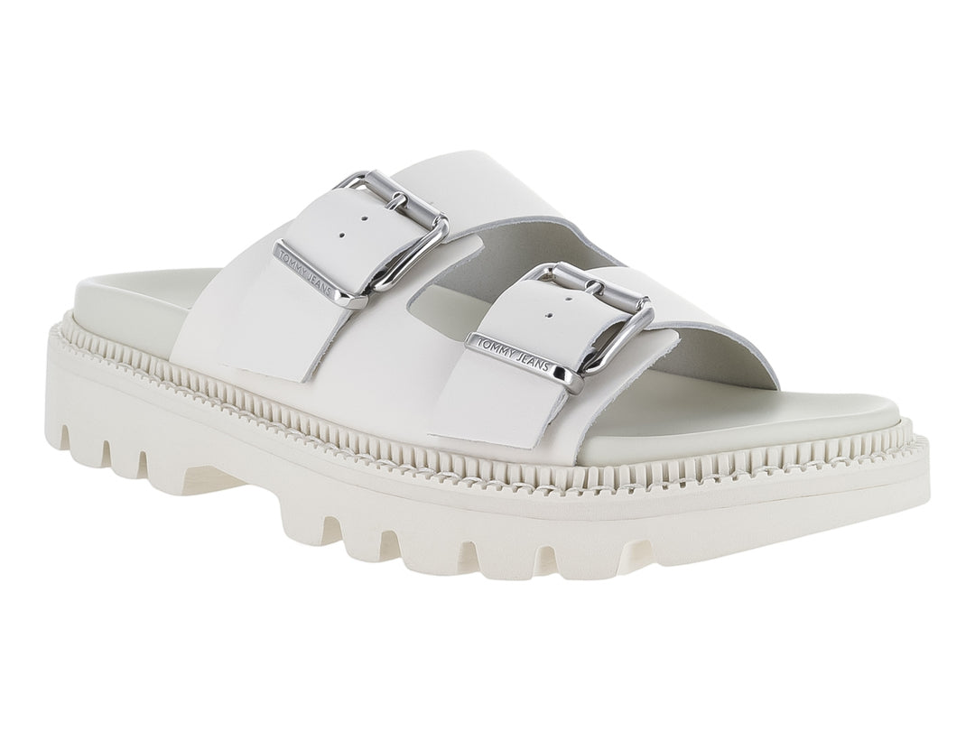 Sandalia Tommy Hilfiger color marfil con doble correa, hebillas plateadas y suela track gruesa.