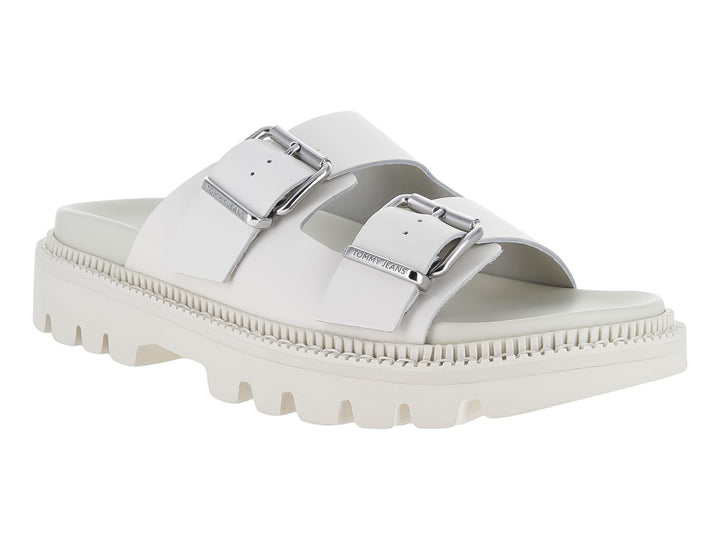 Sandalia Tommy Hilfiger color marfil con doble correa, hebillas plateadas y suela track gruesa.