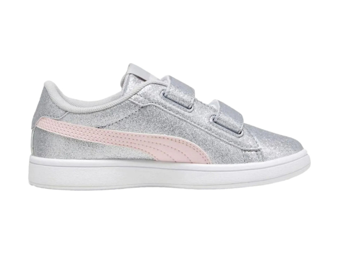 Tenis PUMA Smash 3.0 Glitz Glam V Infant en color plata brillante con detalles en rosa y suela blanca.