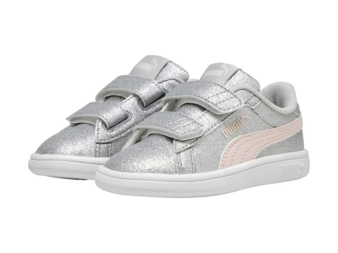 Tenis PUMA Smash 3.0 Glitz Glam V Infant en color plata brillante con detalles en rosa y suela blanca.