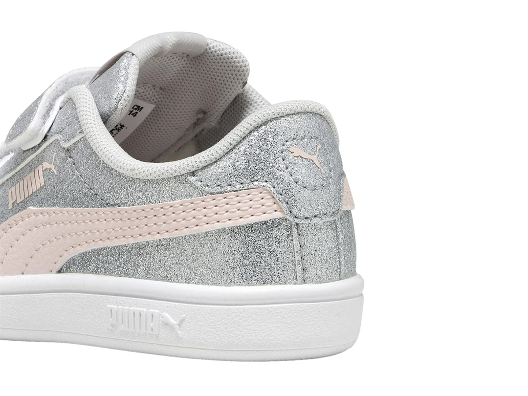 Tenis PUMA Smash 3.0 Glitz Glam V Infant en color plata brillante con detalles en rosa y suela blanca.