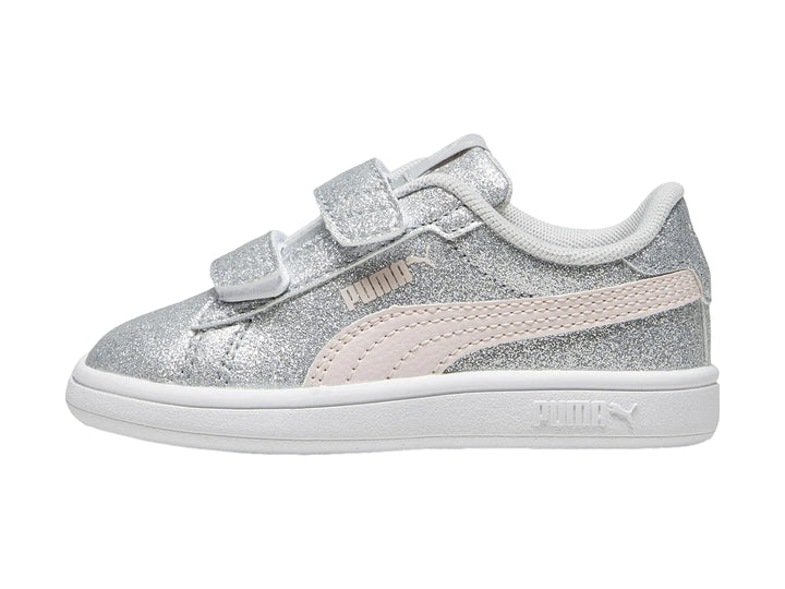 Tenis PUMA Smash 3.0 Glitz Glam V Infant en color plata brillante con detalles en rosa y suela blanca.