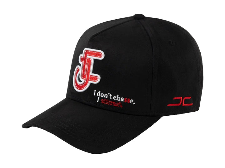 Gorra negra JC Hats con bordado rojo y blanco en el frente y lateral.