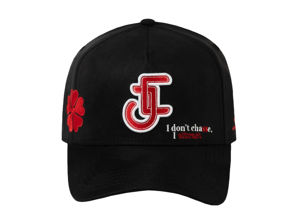 Gorra negra JC Hats con bordado rojo y blanco en el frente y lateral.