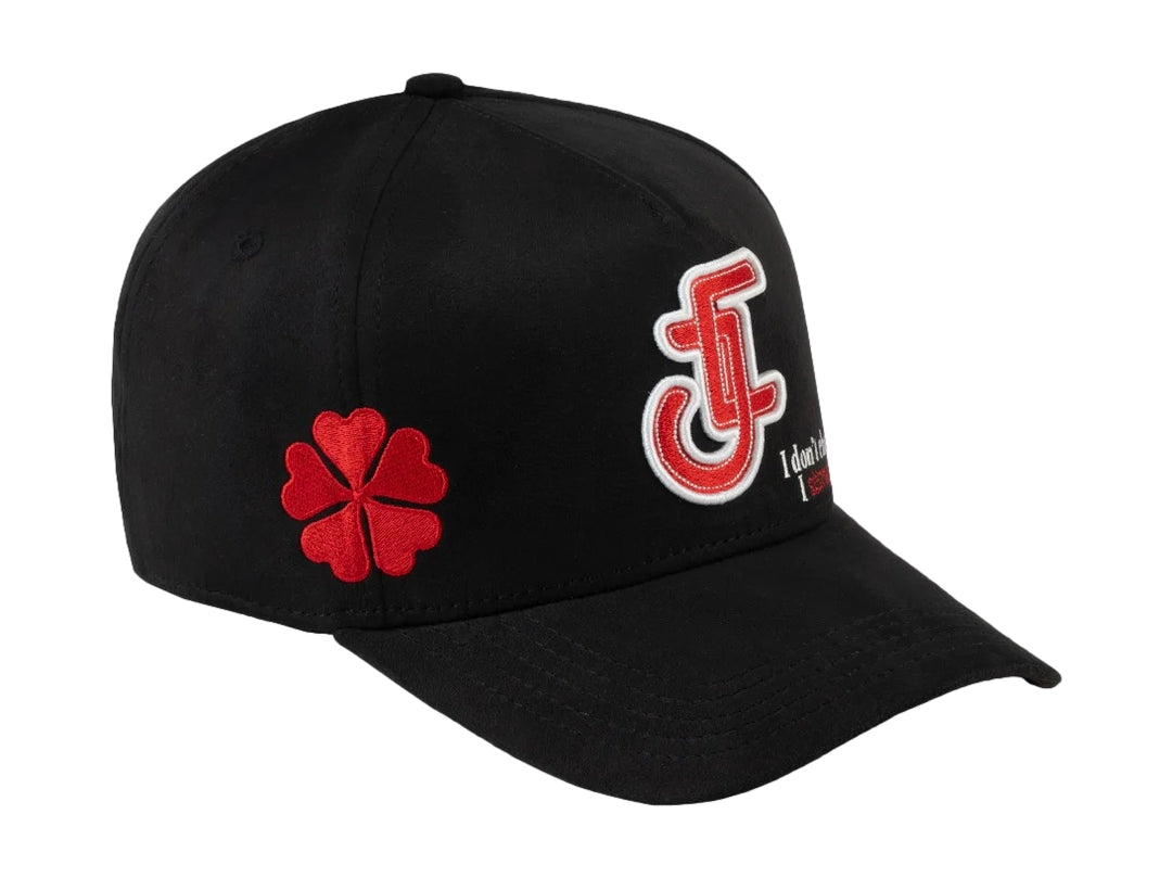 Gorra negra JC Hats con bordado rojo y blanco en el frente y lateral.