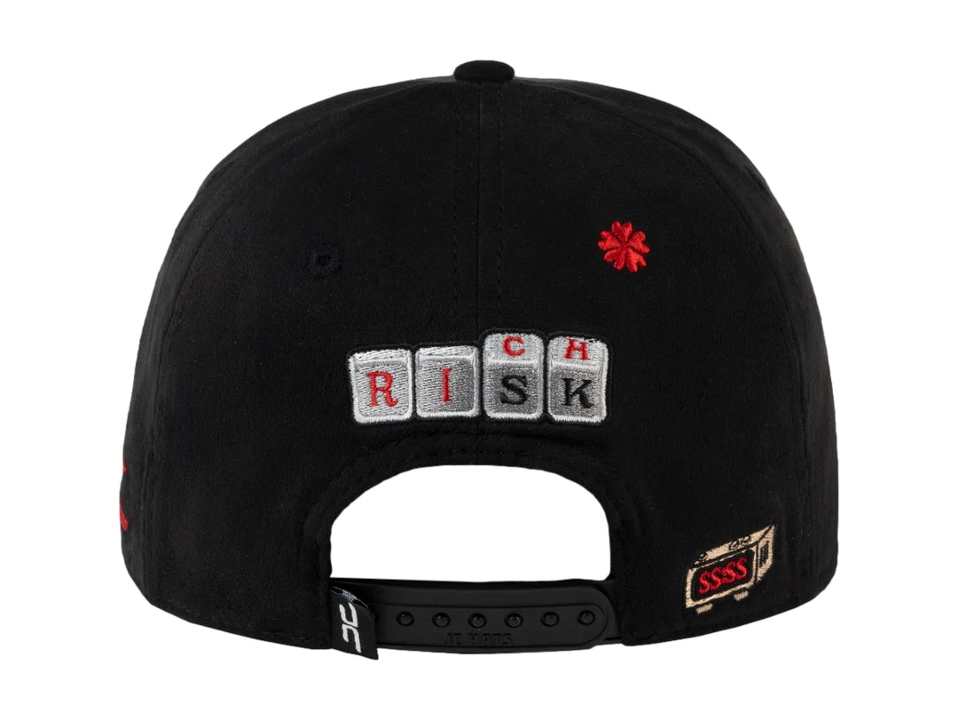 Gorra negra JC Hats con bordado rojo y blanco en el frente y lateral.