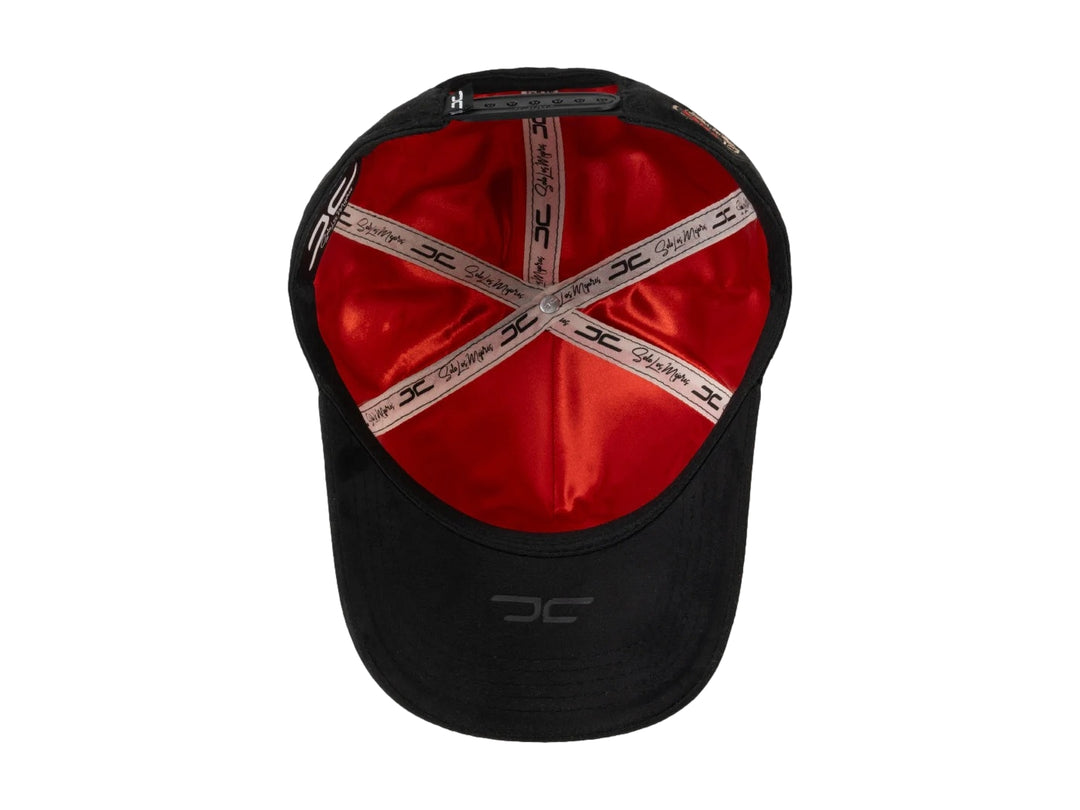 Gorra negra JC Hats con bordado rojo y blanco en el frente y lateral.