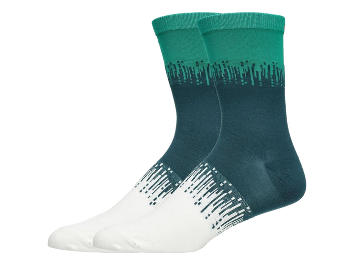 Par de calcetines deportivos ASICS en colores verde saxón y blanco con diseño gráfico degradado.
