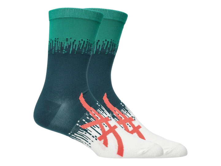 Par de calcetines deportivos ASICS en colores verde saxón y blanco con diseño gráfico degradado.