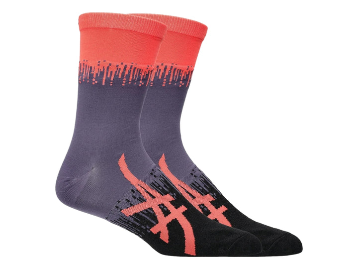 Par de calcetines deportivos ASICS en color morado grisáceo, negro y coral en la parte superior.
