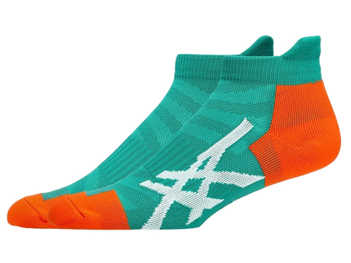 Par de calcetines deportivos ASICS en color verde azulado y naranja con logotipo blanco.