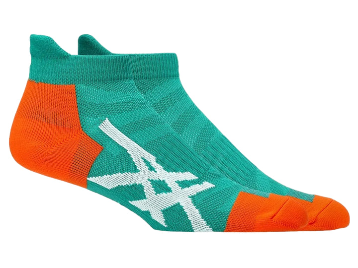 Par de calcetines deportivos ASICS en color verde azulado y naranja con logotipo blanco.