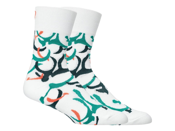 Par de calcetines deportivos ASICS color blanco con patrones abstractos en verde, azul marino y naranja.