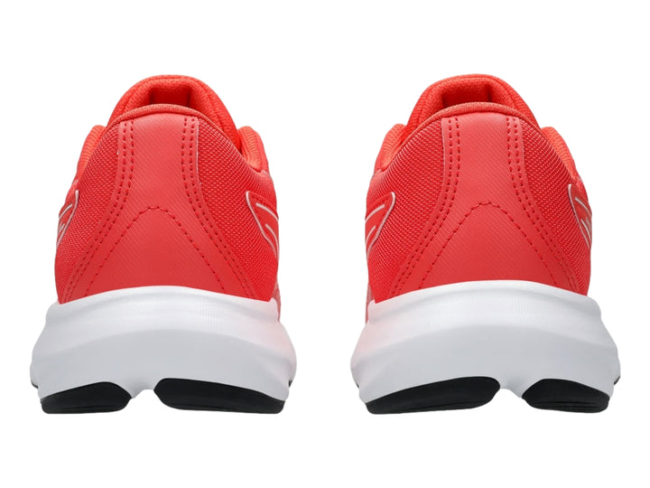 Tenis deportivos ASICS color coral con suela blanca y detalles en blanco para niños.