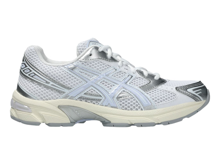 Tenis deportivos ASICS Gel-1130 en color blanco con detalles en azul claro y gris, vista lateral.