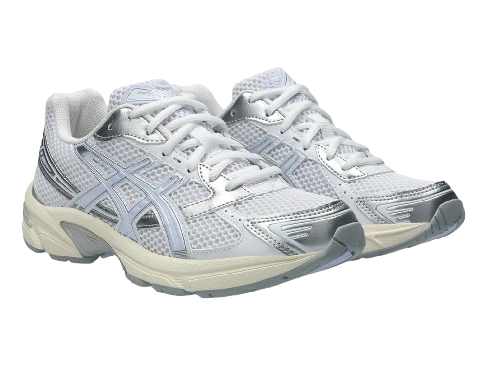 Tenis deportivos ASICS Gel-1130 en color blanco con detalles en azul claro y gris, vista lateral.