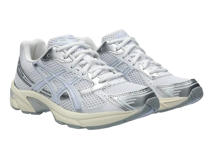 Tenis deportivos ASICS Gel-1130 en color blanco con detalles en azul claro y gris, vista lateral.