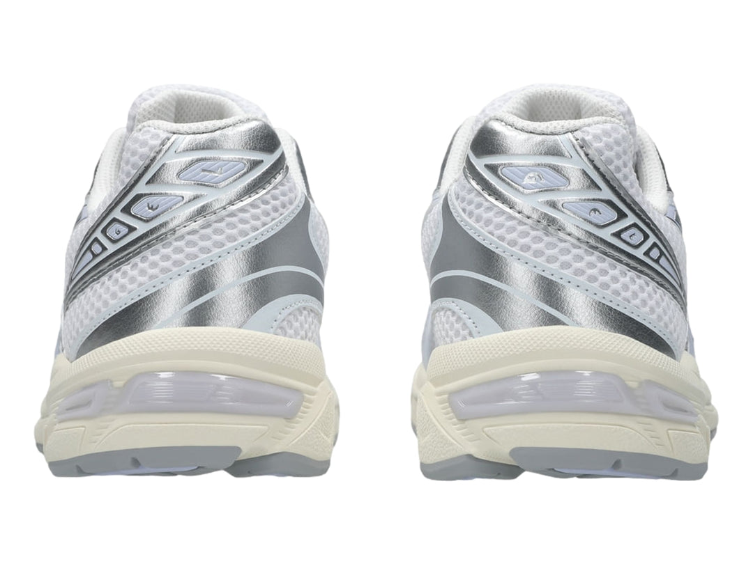 Tenis deportivos ASICS Gel-1130 en color blanco con detalles en azul claro y gris, vista lateral.