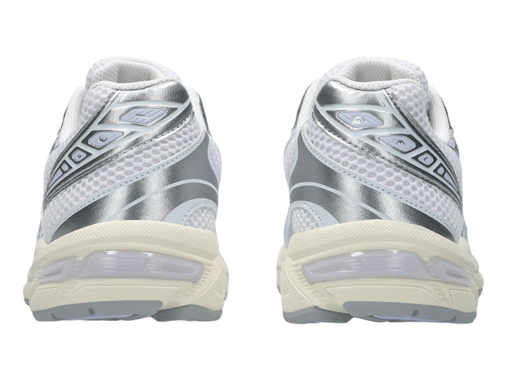 Tenis deportivos ASICS Gel-1130 en color blanco con detalles en azul claro y gris, vista lateral.