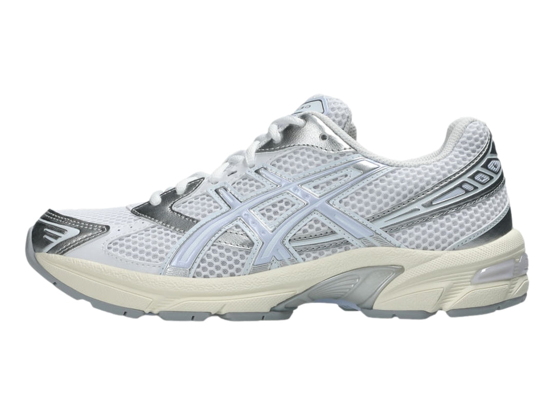 Tenis deportivos ASICS Gel-1130 en color blanco con detalles en azul claro y gris, vista lateral.