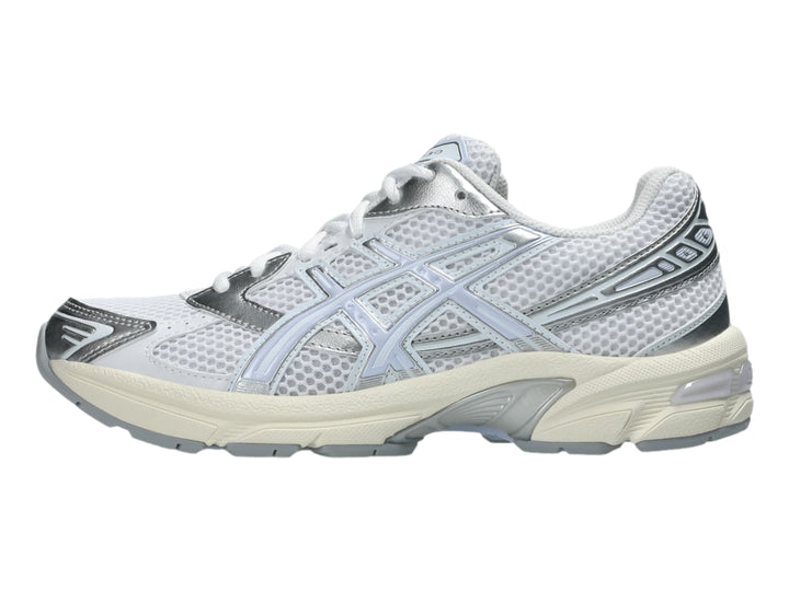 Tenis deportivos ASICS Gel-1130 en color blanco con detalles en azul claro y gris, vista lateral.