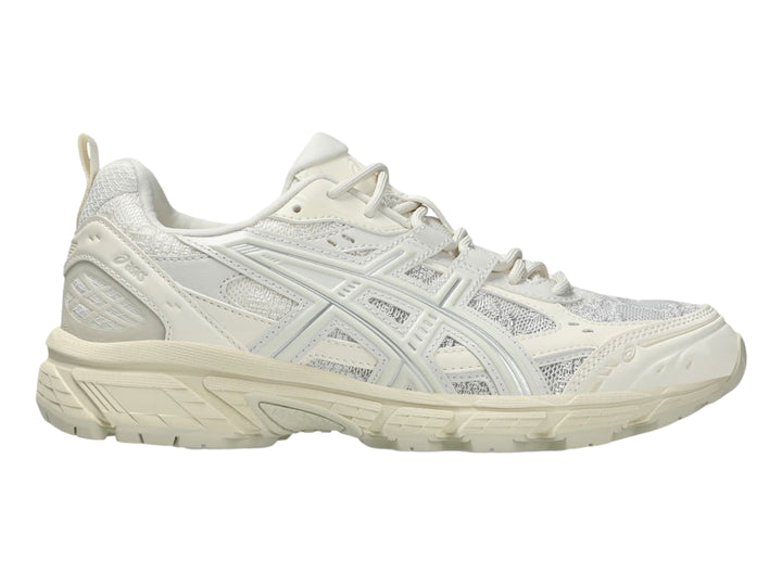 Tenis deportivos ASICS Gel-Nunobiki en color crema y plata con suela gruesa y detalles en malla.