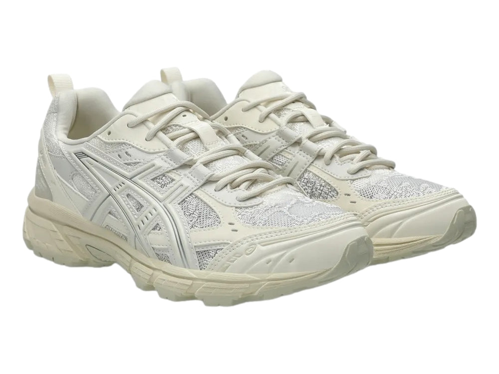 Tenis deportivos ASICS Gel-Nunobiki en color crema y plata con suela gruesa y detalles en malla.