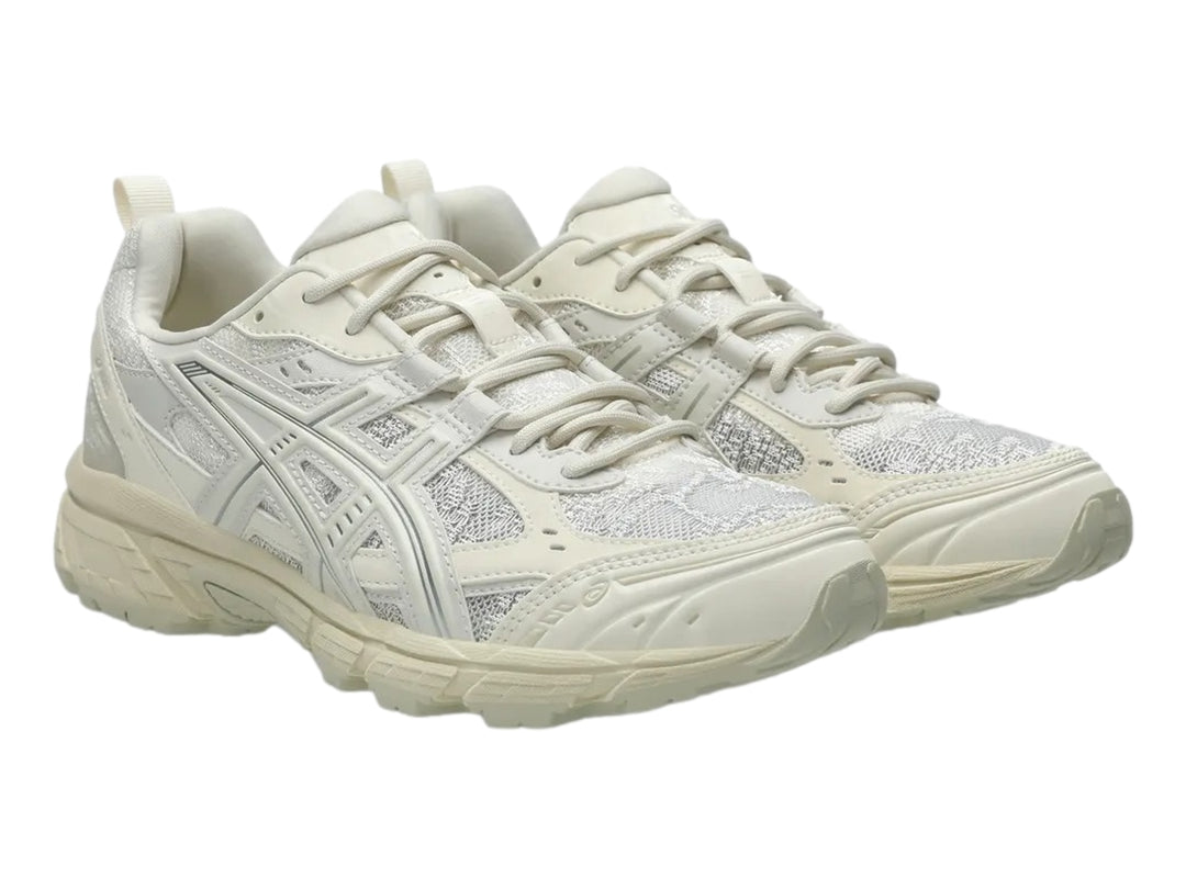 Tenis deportivos ASICS Gel-Nunobiki en color crema y plata con suela gruesa y detalles en malla.