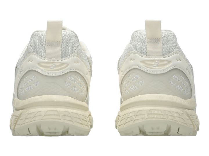 Tenis deportivos ASICS Gel-Nunobiki en color crema y plata con suela gruesa y detalles en malla.