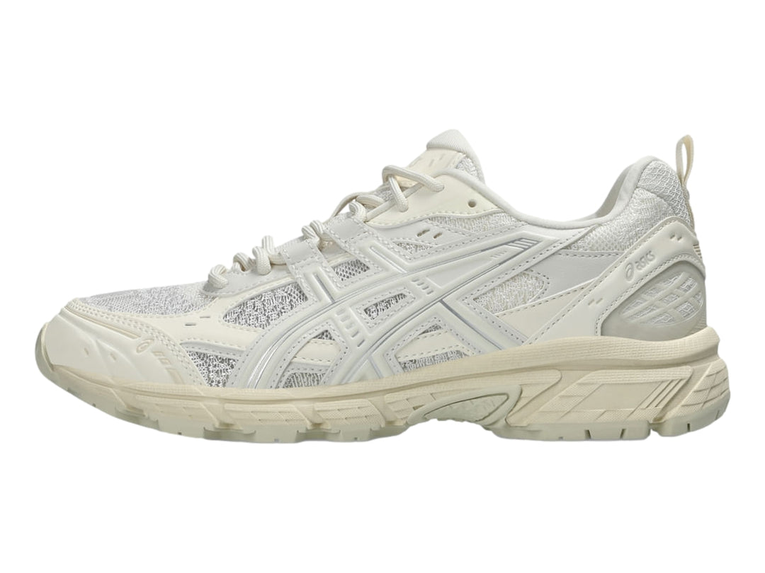 Tenis deportivos ASICS Gel-Nunobiki en color crema y plata con suela gruesa y detalles en malla.