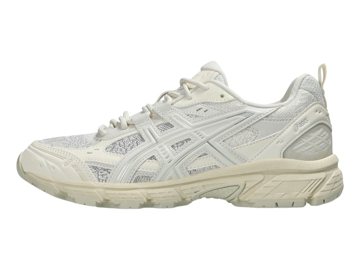 Tenis deportivos ASICS Gel-Nunobiki en color crema y plata con suela gruesa y detalles en malla.