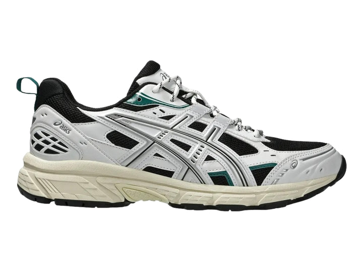 Tenis deportivos ASICS Gel-Nunobiki en color plata y negro con detalles verdes y suela color crema.