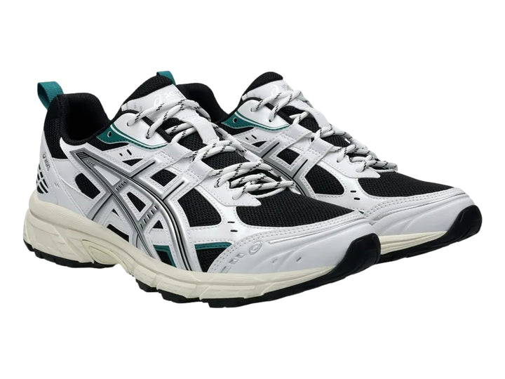 Tenis deportivos ASICS Gel-Nunobiki en color plata y negro con detalles verdes y suela color crema.