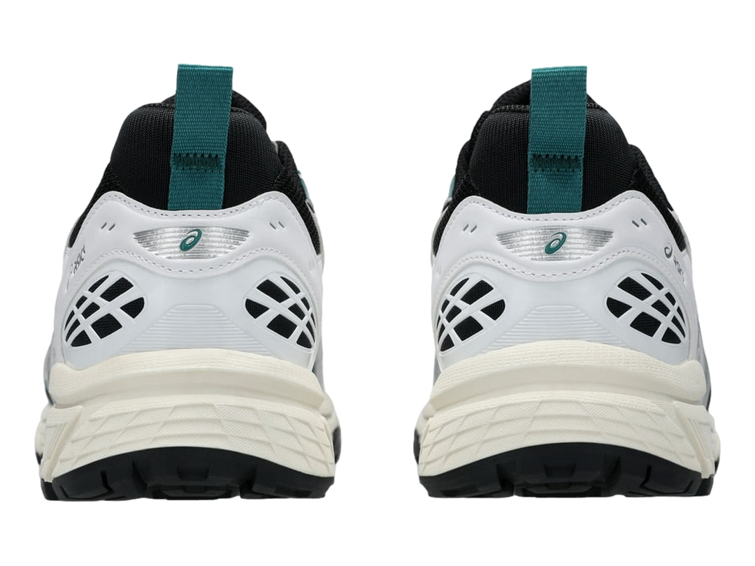 Tenis deportivos ASICS Gel-Nunobiki en color plata y negro con detalles verdes y suela color crema.