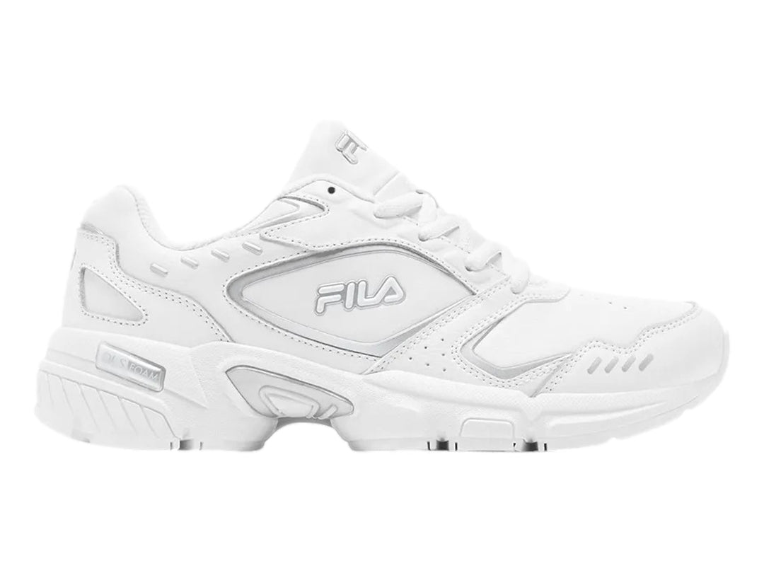 Tenis deportivos FILA en color blanco con detalles en plata metálico y suela robusta.