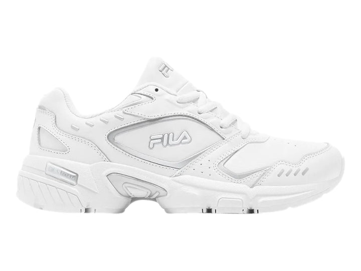 Tenis deportivos FILA en color blanco con detalles en plata metálico y suela robusta.