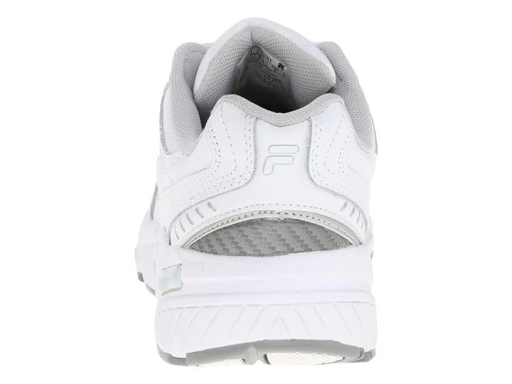 Tenis deportivos FILA en color blanco con detalles en plata metálico y suela robusta.