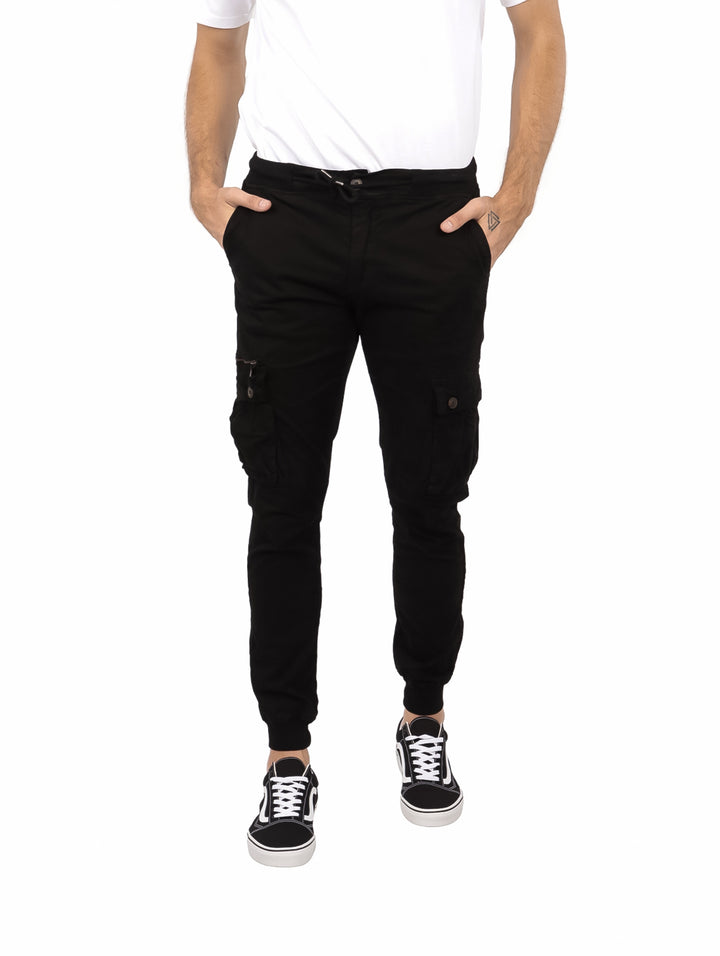 Pantalones jogger color negro para hombre con bolsillos laterales tipo cargo.