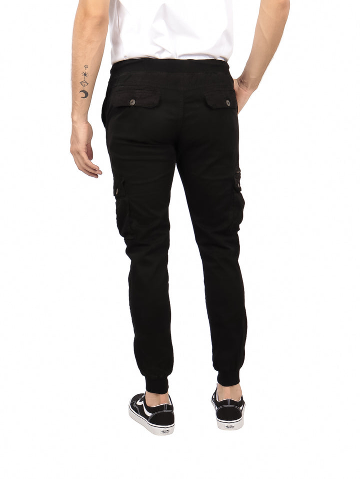 Pantalones jogger color negro para hombre con bolsillos laterales tipo cargo.
