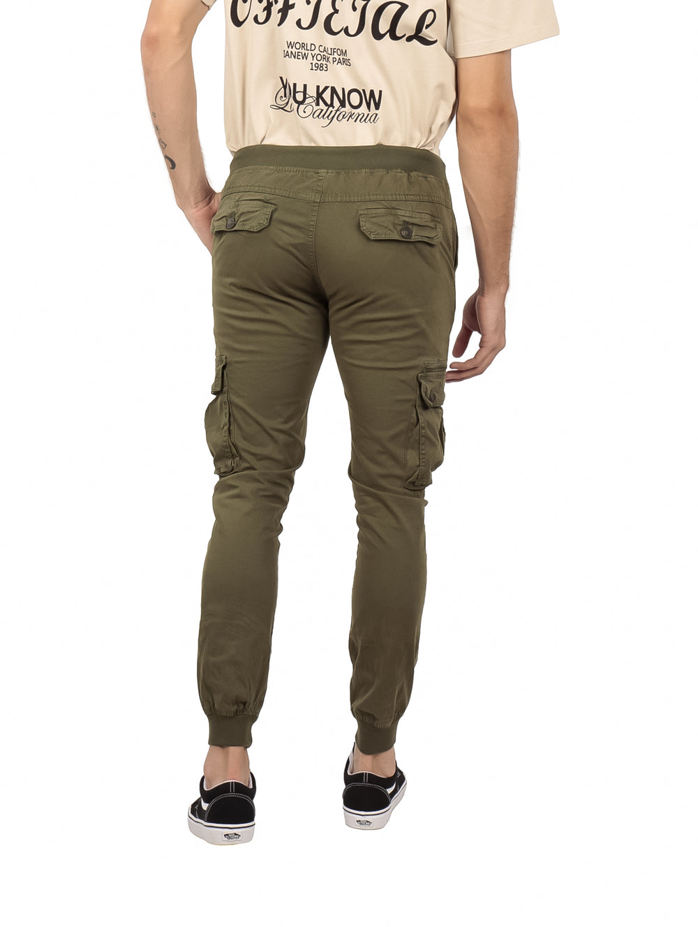 Hombre vistiendo pantalones jogger color verde militar con bolsillos laterales cargo y cintura ajustable.