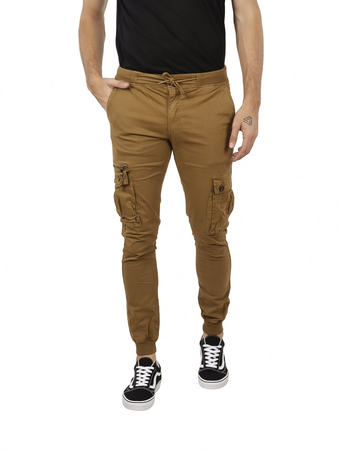 Hombre vistiendo pantalones jogger color camel con bolsillos cargo y tenis negros.