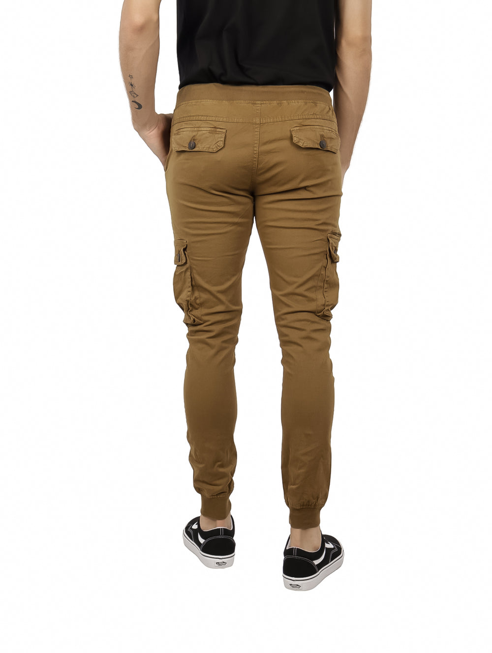 Hombre vistiendo pantalones jogger color camel con bolsillos cargo y tenis negros.