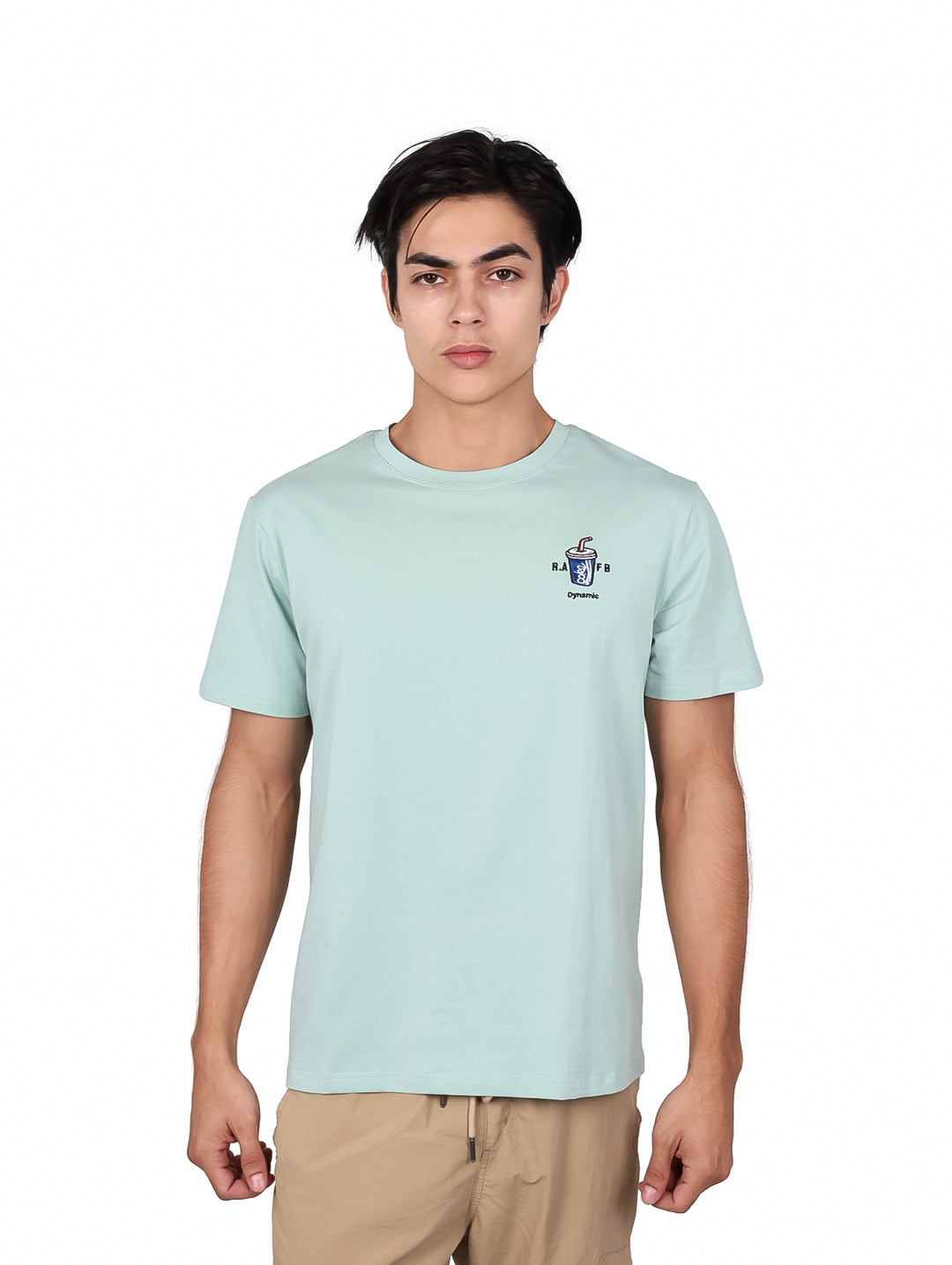 Hombre vistiendo una playera de manga corta color verde menta con un pequeño logo en el pecho.