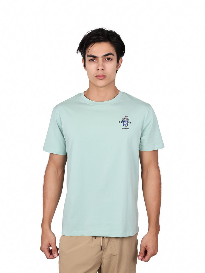 Hombre vistiendo una playera de manga corta color verde menta con un pequeño logo en el pecho.