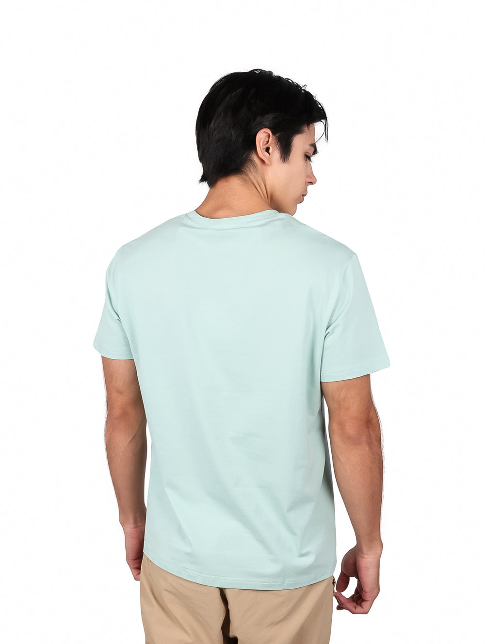 Hombre vistiendo una playera de manga corta color verde menta con un pequeño logo en el pecho.