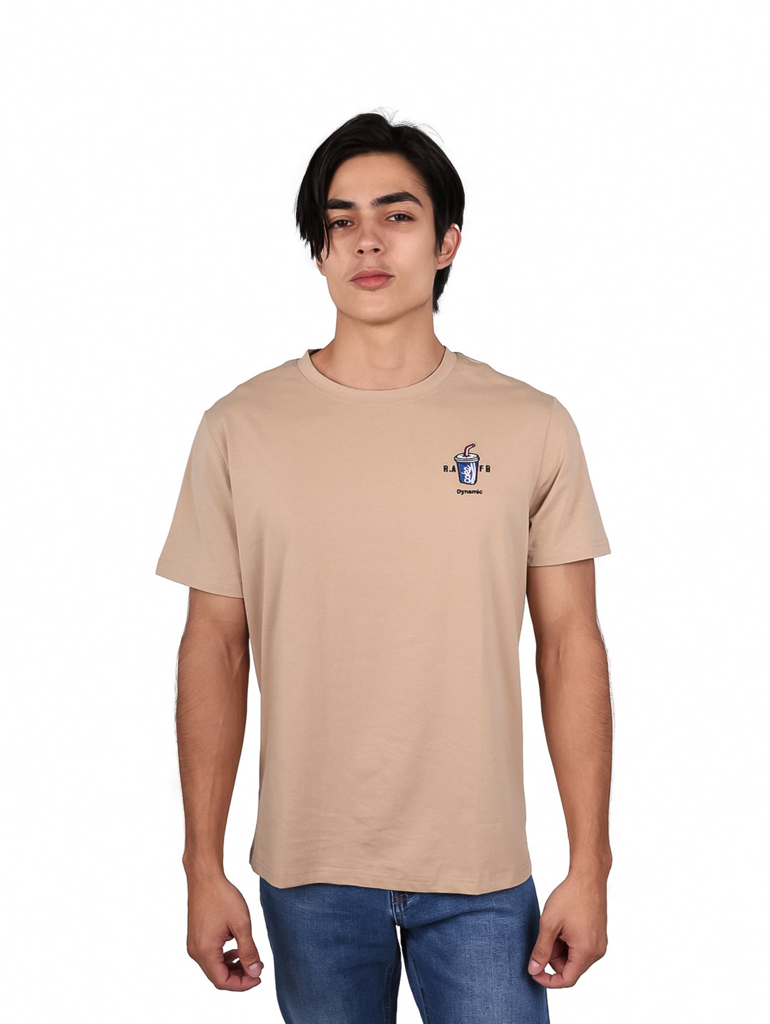 Hombre vistiendo una playera de manga corta color café con un pequeño logo en el pecho.