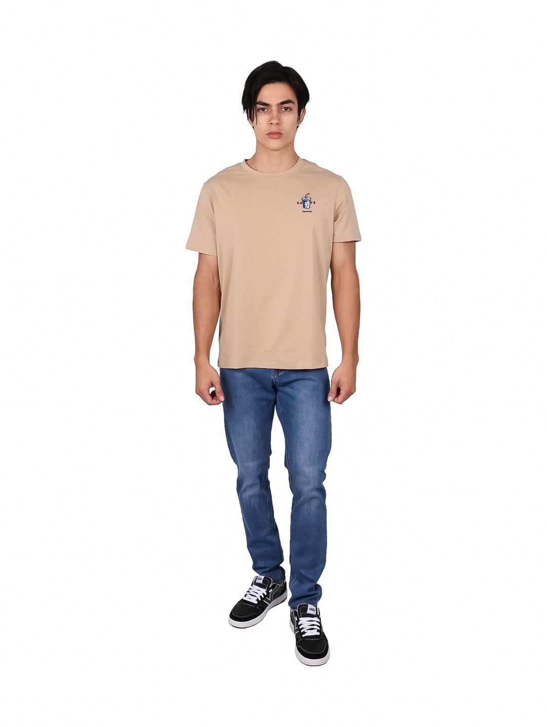 Hombre vistiendo una playera de manga corta color café con un pequeño logo en el pecho.